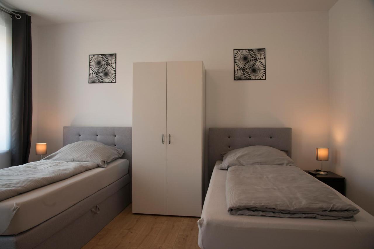Schoene Grosse Ferienwohnung 79M2 Und 2 Baeder, Zentrumnah, 2Og Erfurt Exterior photo